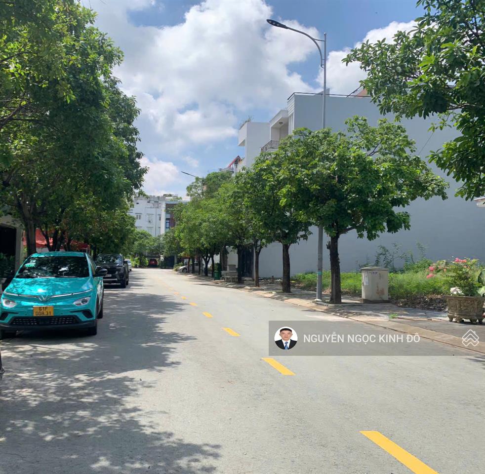 Cuối năm cần vốn kd bán gấp lô đất the seasons giá 5 tỷ. dt 5x20, sổ sẵn.  0386 602 ***