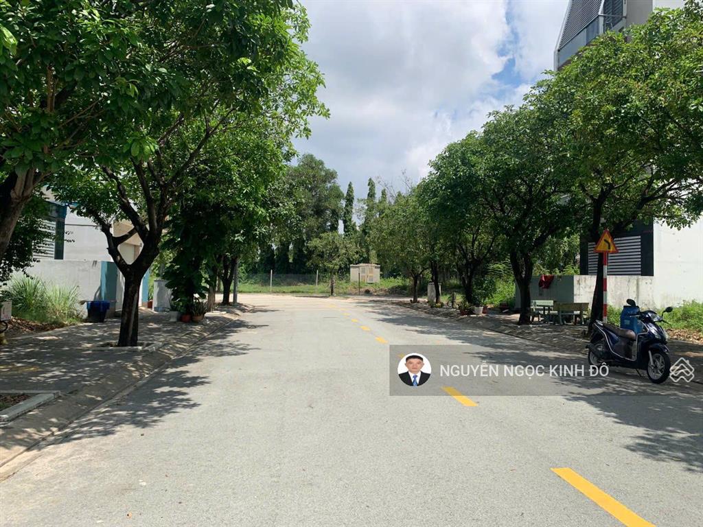 Cuối năm cần vốn kd bán gấp lô đất the seasons giá 5 tỷ. dt 5x20, sổ sẵn.  0386 602 ***