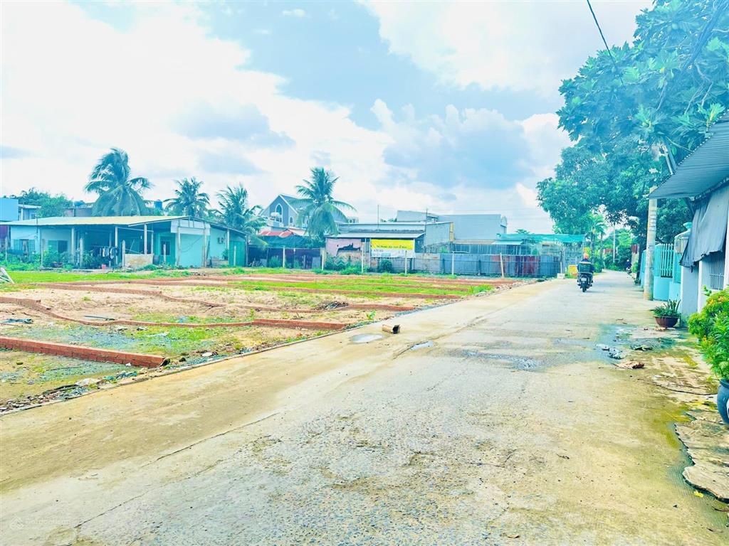 Đất 754m2, (thổ cư 82m2). mt nhựa vào 50, đường xe tải đậu, làm nhà vườn, kho xưởng quá rẻ luôn ạ
