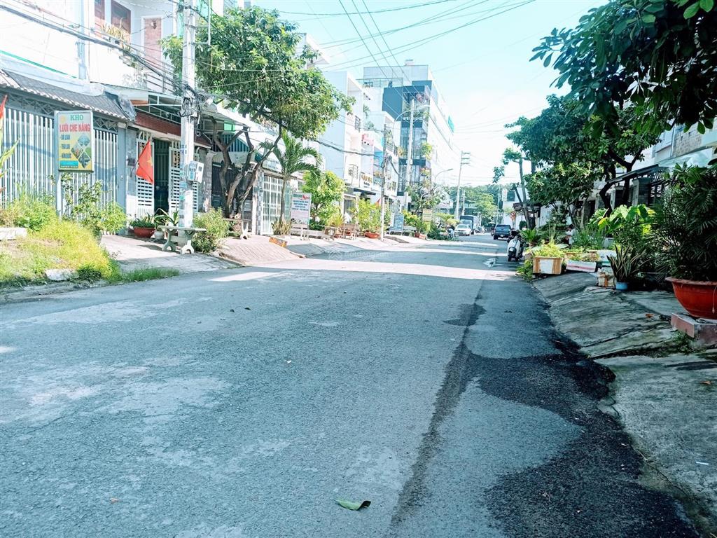 Đất 1/ nhựa tô ký dt đẹp 5x18m đường nhựa 10m khu nhà lầu cực vip xd hoàn công ngay