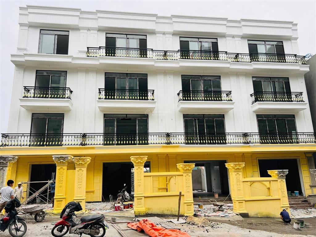 Nhà 4 tầng cầu 1 cao xanh đi vào đường oto có thang máy  0962 698 ***