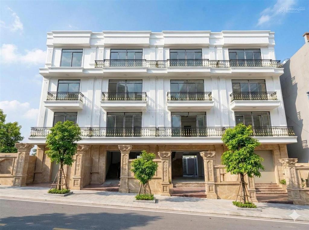 Nhà 4 tầng cầu 1 cao xanh đi vào đường oto có thang máy  0962 698 ***