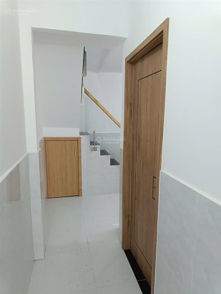 4 tỷ 750  nhà đẹp lê trọng tấn  2 tầng  hẻm xe hơi.