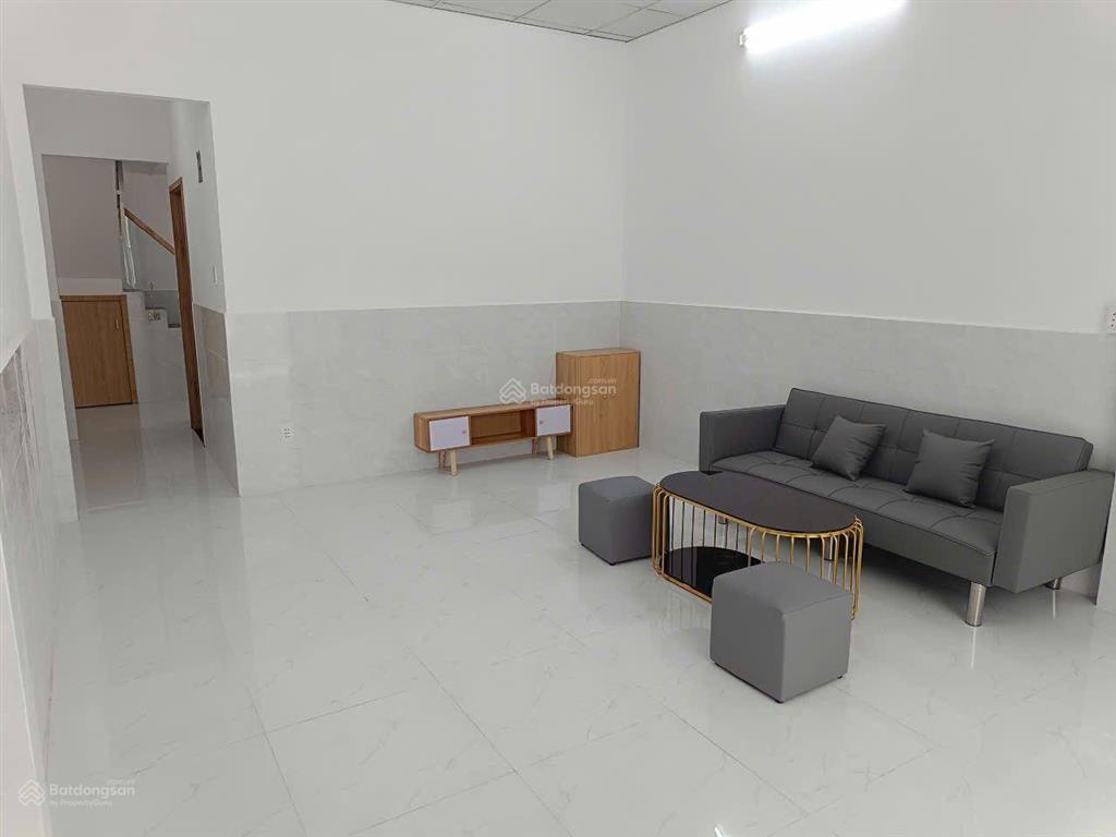4 tỷ 750  nhà đẹp lê trọng tấn  2 tầng  hẻm xe hơi.
