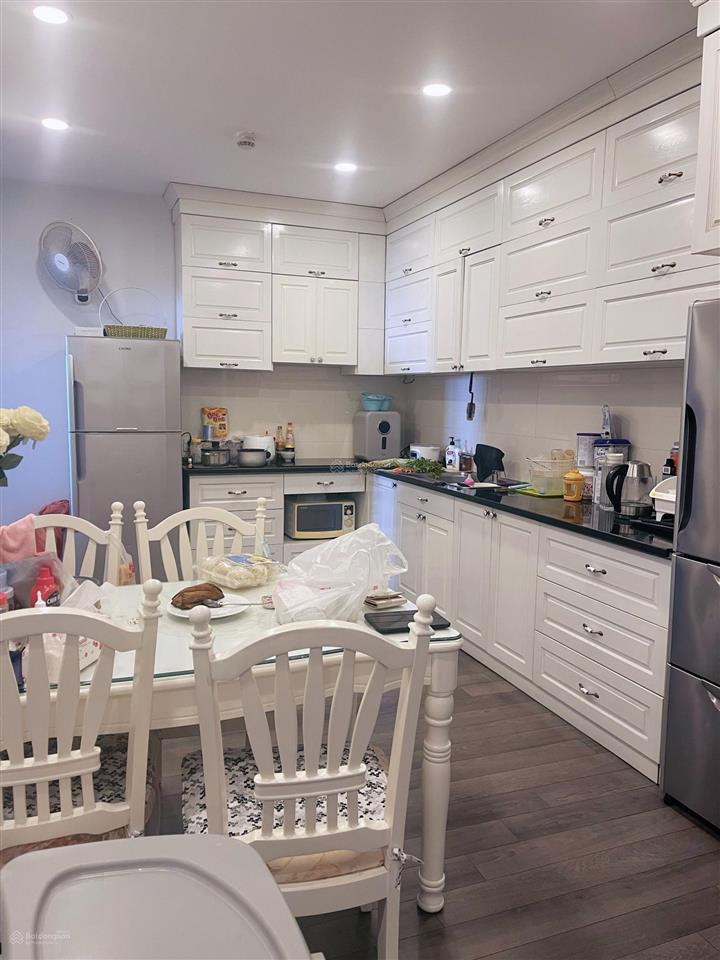 Vợ chồng tôi cần bán căn hoa hậu 2pn 95m có sổ ban công đông nam hoà bình green city 505 minh khai