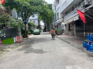Bán nhà dt 66m2 x 3 tầng đường 13m vỉa hè 3m , 2 mặt thoáng, khu đấu giá đức giang  dân cư đông đú