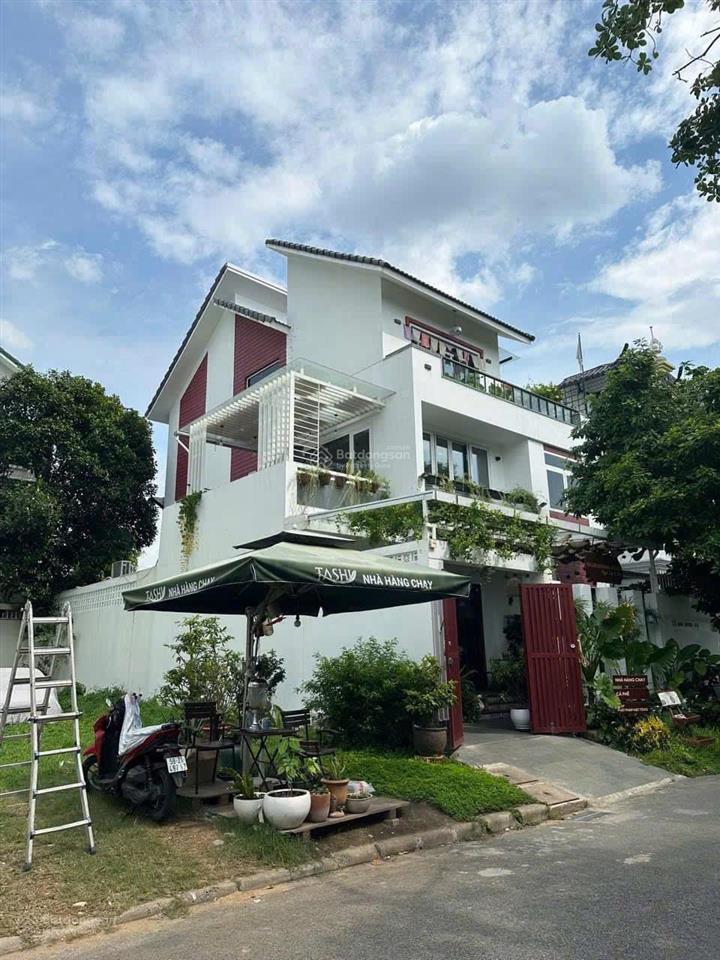 Chính chủ cần bán gấp căn biệt thự song lập phú mỹ hưng nhà đẹp view trực diện công viên thoáng mát