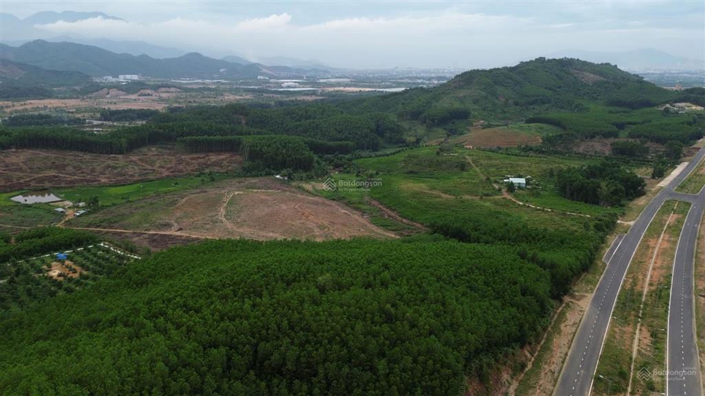 Bán đấtt giáp khu công nghệ cao, 16 tỷ, 83000 m2,view đẹp làm du lịch ,bãi xe tiện ngay đường lớn