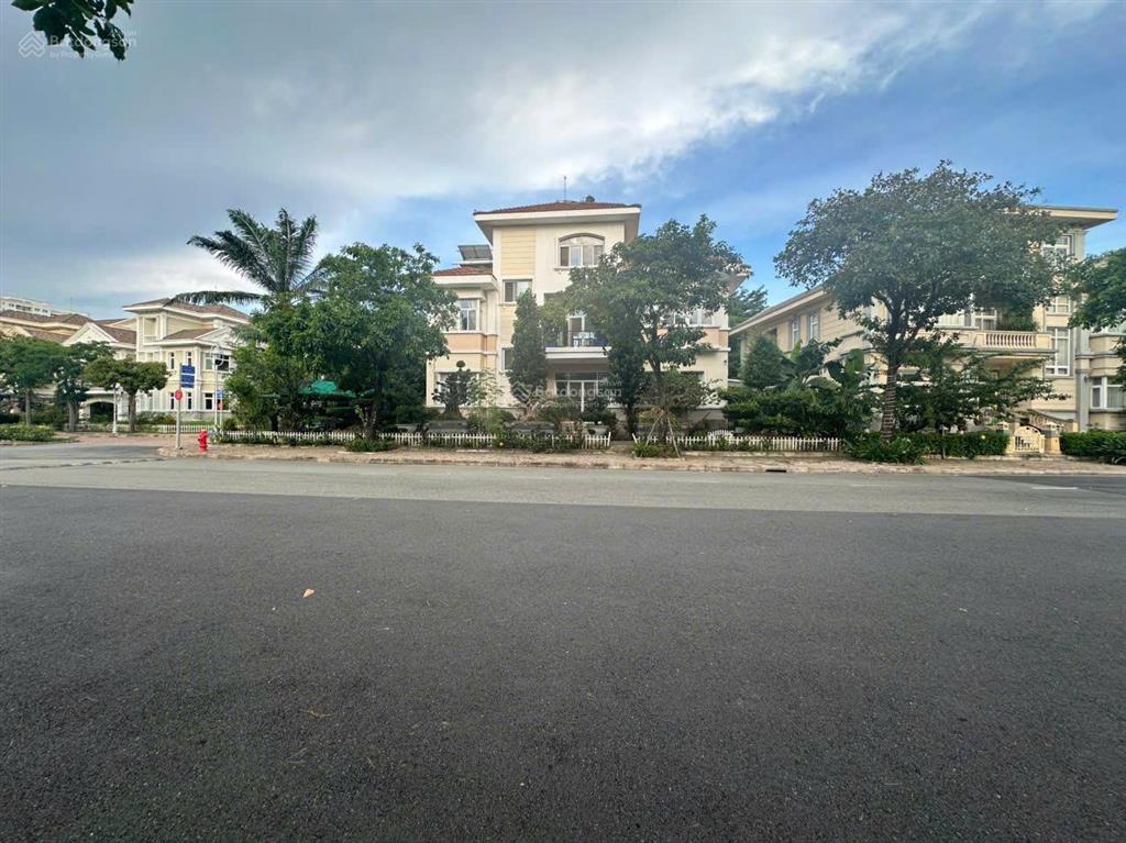 Bán căn biệt thự góc 3 mặt khu chateau  phú mỹ hưng, q7. dt 759,8m2, giá 300 tỷ.  0918 697 ***