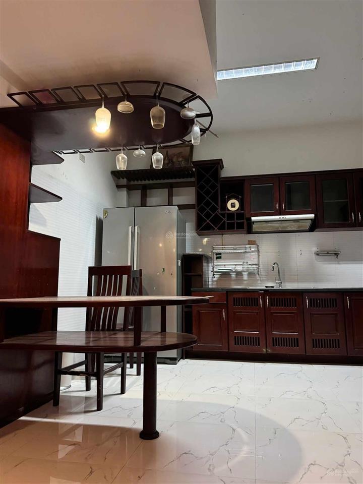 Bán nhà  (4 x 11m2)  3 tầng  3pn  ô tô đậu cửa  gần biển  vĩnh hòa  nha trang. chỉ 2.750 tỷ
