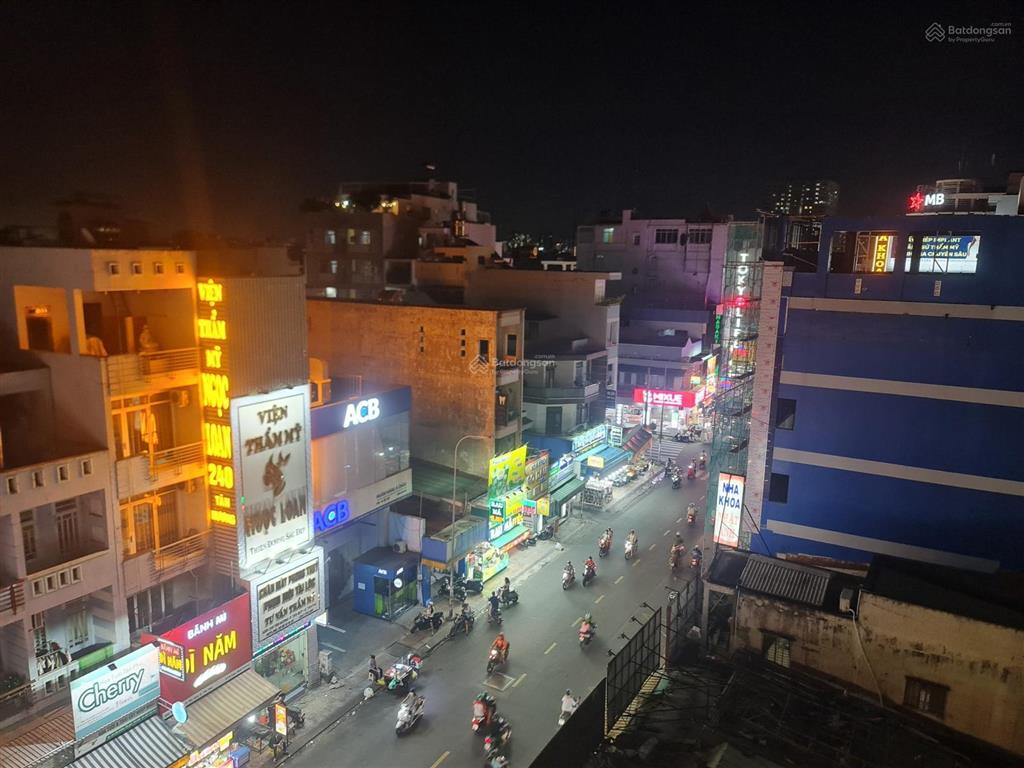 Cho thuê nhà 2 mặt tiền tân hương 90m², 4lầu+st  cạnh ngã tư, chợ