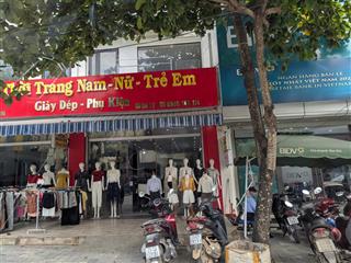 Bán nhà nhà nghỉ tại trung tâm thị trấn lục yên, đối diện hồ lục yên siêu vip