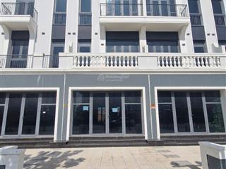 Cần bán căn shophouse, 110m2, tại thị trấn hậu nghĩa, sầm uất, đường hiện hữu 30m