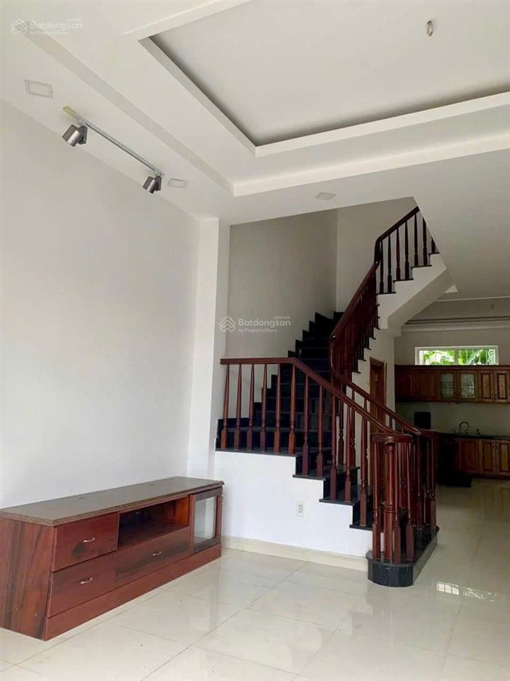 Bán nhà khu dân cư cát lái q2 cũ nhà mặt tiền đường 12m 4 tầng nhà trống giao ngay.