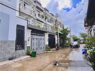 Nhà 3 tầng sân thượng, có 4pn sân ô tô trong nhà, gần ngã 4 ga. 5.760 tỷ. gần trường học