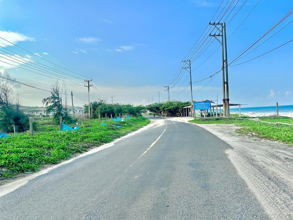 Bán đất 1400m2 có sẵn 150m2 thổ cư, sau lưng đất là biển, nằm gần ngay đường dt719, sổ sẵn sang tên