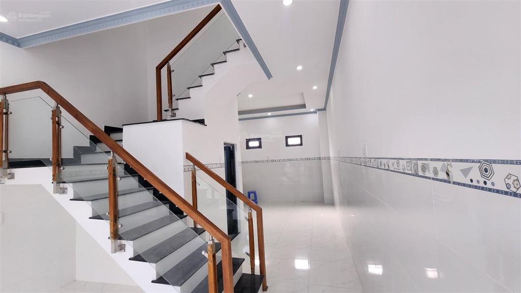 Bán căn nhà nguyên căn 1 trệt 1 lầu, gần 100m2 có thổ cư ngay chợ thạnh phú