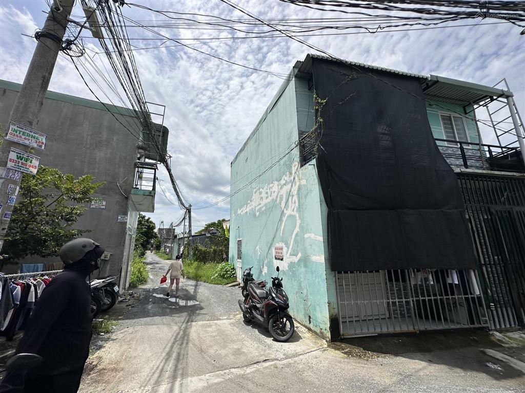 Nhà 1 trệt 1 lầu, diện tích sử dụng hơn 80m2 có 2 phòng ngủ, trong khu dân cư đông đúc thổ 100%
