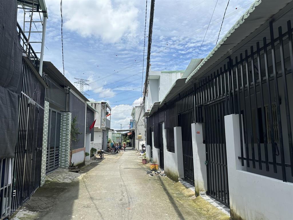 Nhà 1 trệt 1 lầu, diện tích sử dụng hơn 80m2 có 2 phòng ngủ, trong khu dân cư đông đúc thổ 100%