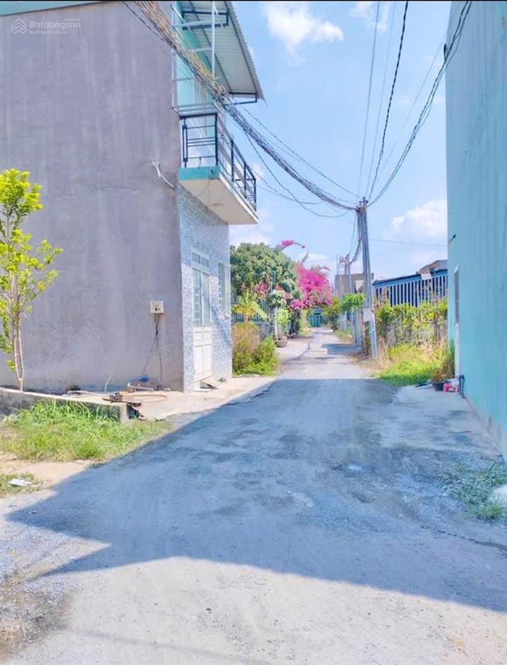 Nhà 1 trệt 1 lầu, diện tích sử dụng hơn 80m2 có 2 phòng ngủ, trong khu dân cư đông đúc thổ 100%