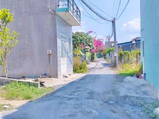 Nhà 1 trệt 1 lầu, diện tích sử dụng hơn 80m2 có 2 phòng ngủ, trong khu dân cư đông đúc thổ 100%