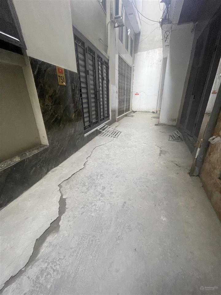 Tôi cần bán đất phú diễn 50m2, mt 4m. giá 9,2 tỷ, sđcc, vị trí đẹp