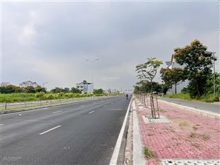 Bán lô góc biệt thự 194,6m2  đường 20m  kế bên đường song hành  kdc phong phú 4