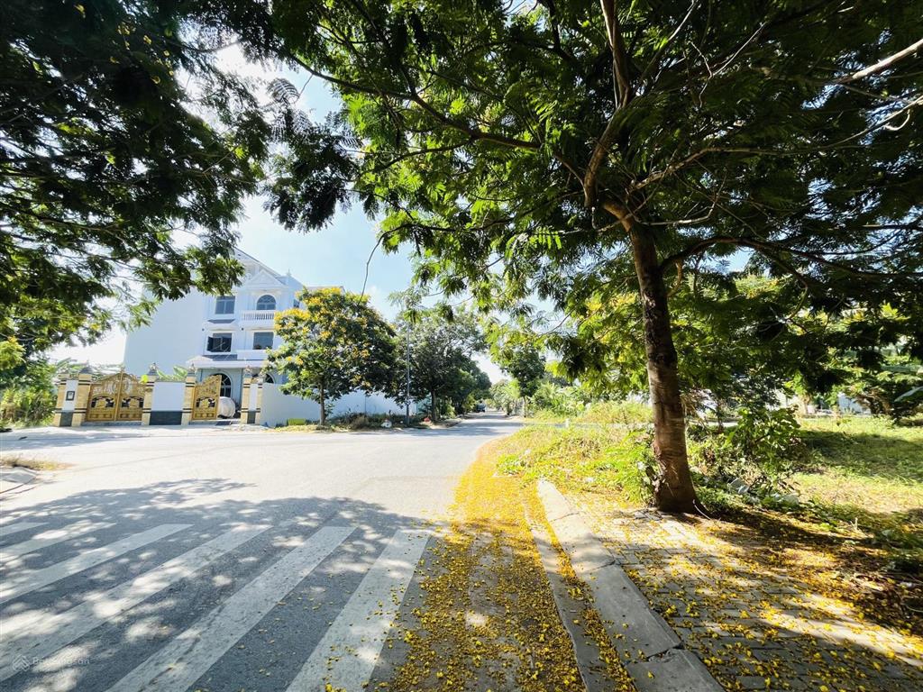 Cần bán nền biệt thự đường rộng 20m  kdc phong phú 4, khang điền  144m2  62tr/ m2