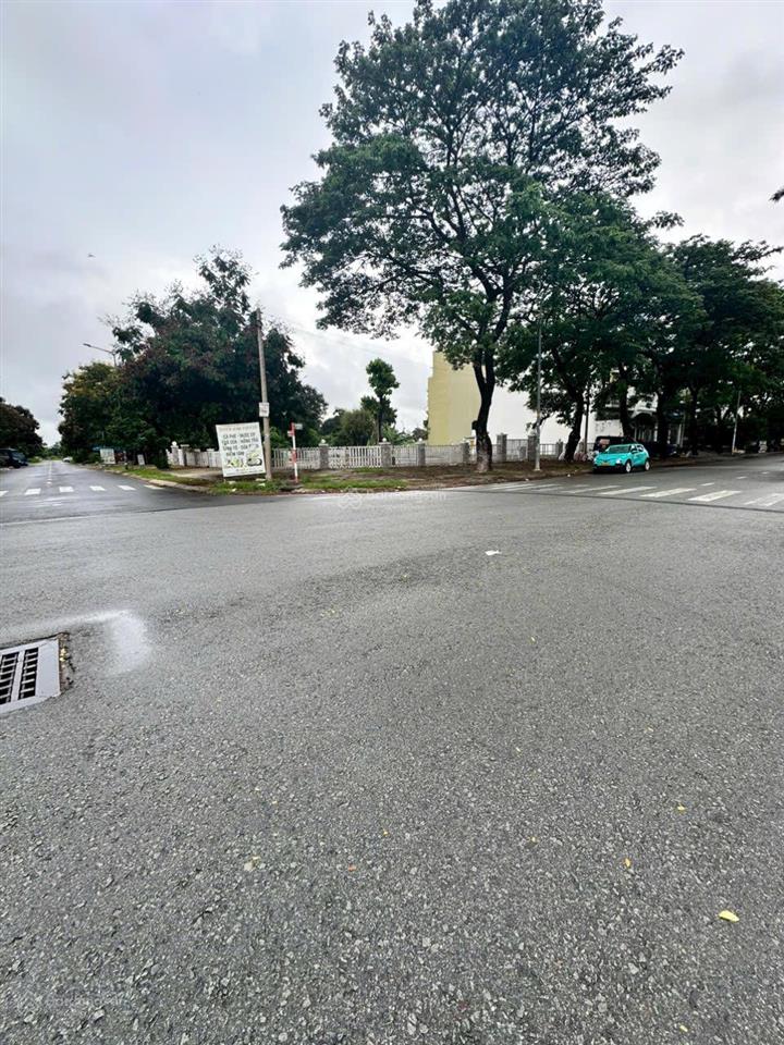 Cần bán nền biệt thự đường rộng 20m  kdc phong phú 4, khang điền  144m2  62tr/ m2