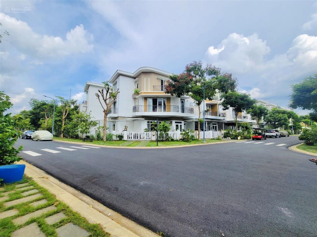 Cần bán nhà phố lovera park căn góc 105m2 đối diện công viên thoáng mát