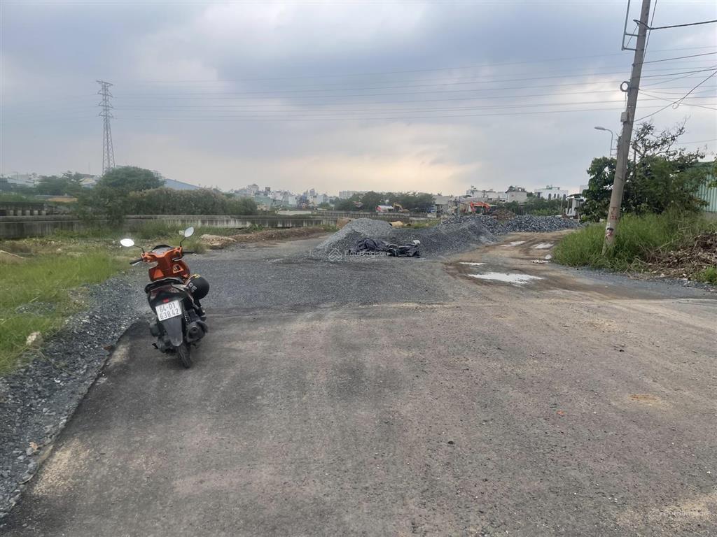 Bán đất shr 5x18m mặt tiền bờ kênh tham lương quận 12, giáp gò vấp 90 triệu/m2