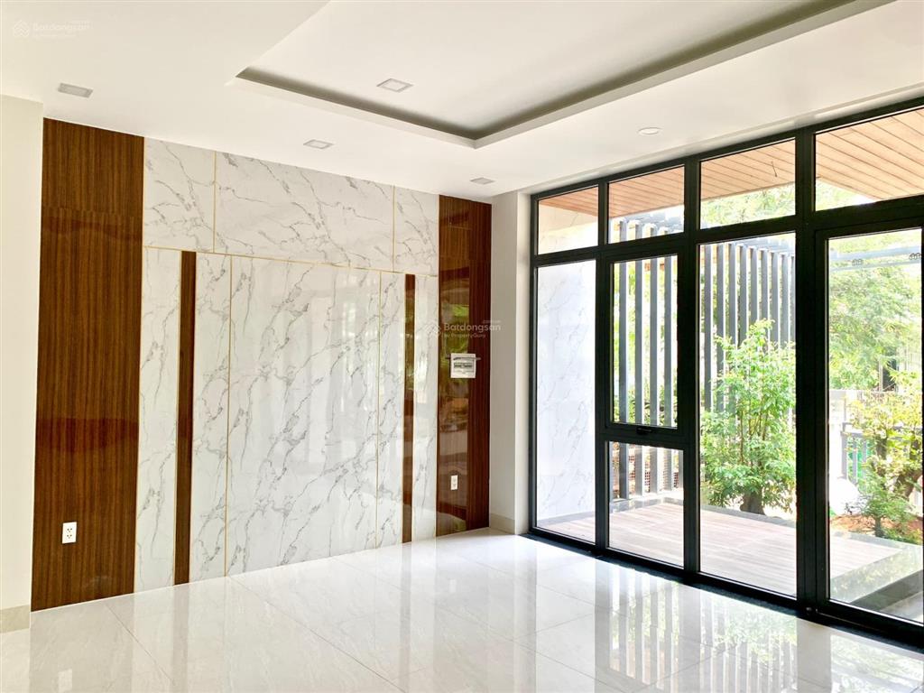 Nhà phố rộng 6.5m hướng đông nam giảm mạnh  toantranvillas