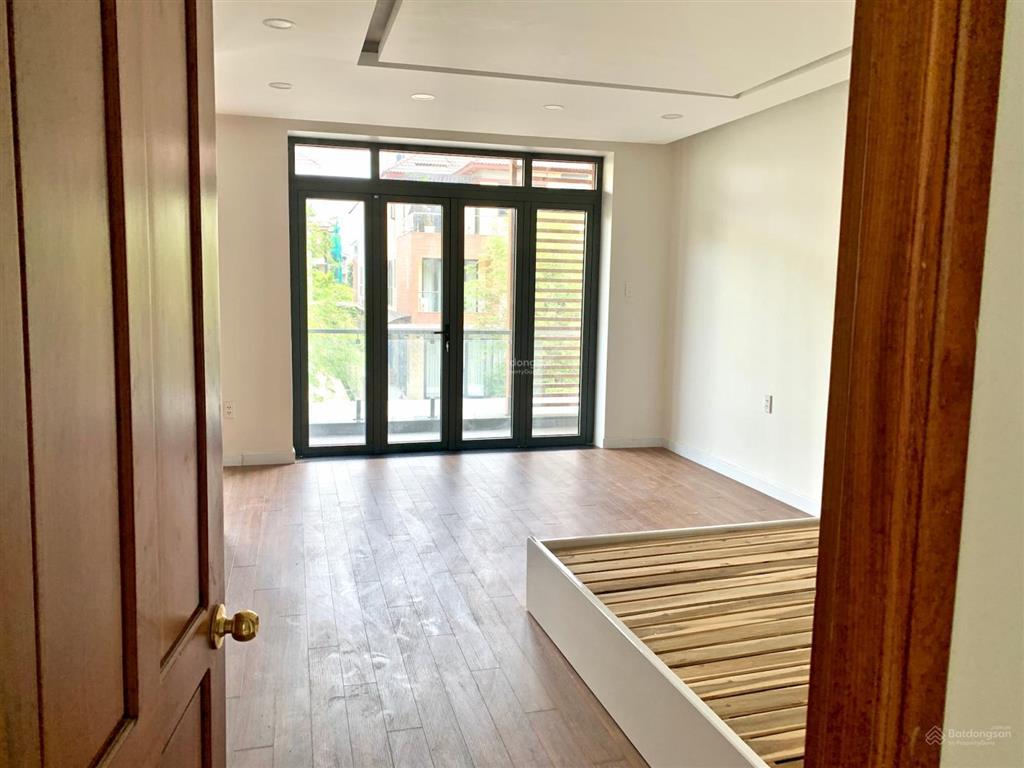 Nhà phố rộng 6.5m hướng đông nam giảm mạnh  toantranvillas