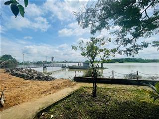 Lô kế góc đối diện trường mần non, sau lưng là sông. tương lai đường chính vào khu căn hộ mới
