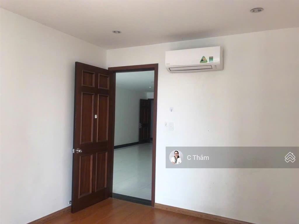 Bán căn hộ giai việt, dt 109m2, 3pn, 2wc, nhà sạch đẹp, căn góc, giá 5.2 tỷ,  0933 888 ***  thắm