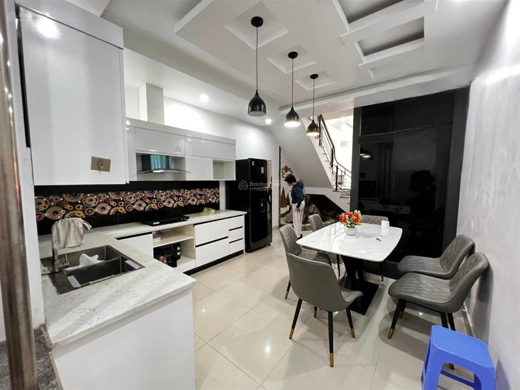 Cho thuê nhà mặt ngõ lớn tại văn cao  có thang máy  phù hợp chuyên gia nước ngoài