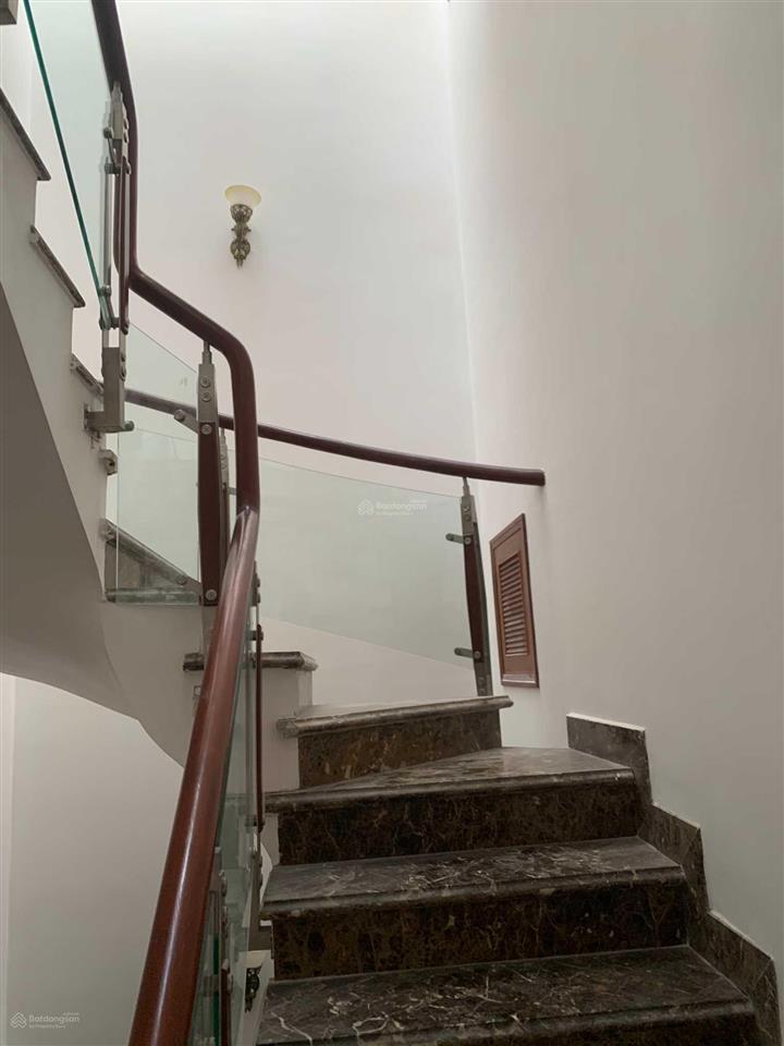 Ngộp bán gấp nhà 4 tầng 5x18m mặt tiền đường d1 khu tđc phú mỹ gần ga metro