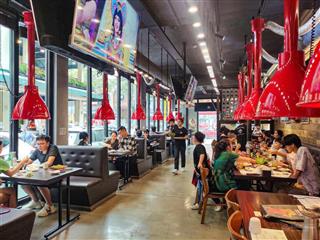 Cho thuê mbkd chân chung cư ngoại giao đoàn, diện tích 160m2, mt căn góc rộng 20m, giá 50tr/th