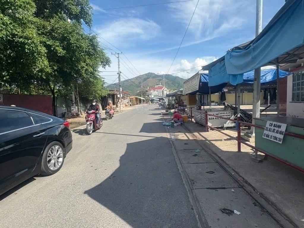 Cần bán lô đất diên an gần ngay chợ cách đường bà đề tầm 20m 0762 111 *** để xem đất