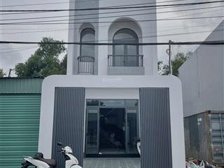 Chủ cần bán nhà trệt 2 lầu phú mỹ mặt tiền dx043 nhựa 6m thông vị trí trung tâm tdm khu dân đông