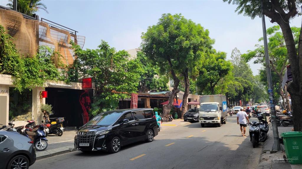 Siêu hiếm! khuôn đất nguyễn văn hưởng, thảo điền  dt 42x45m  cn 1.800m2  xây biulding, biệt thự