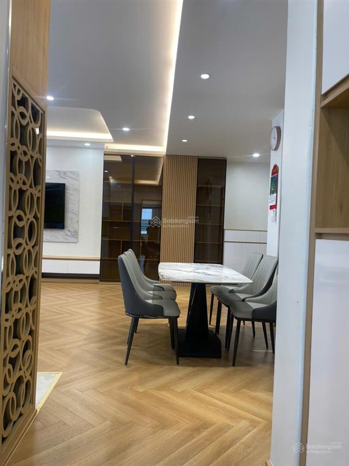 Chính chủ cần bán căn hộ sửa đẹp, căn góc, tại tòa 18 t  khu trung hòa nhân chính