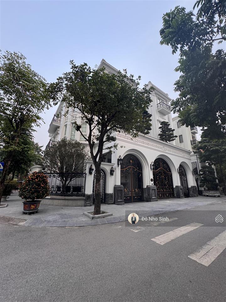 Cần tiền bán gấp nhà nguyễn văn lộc, lô góc view vườn hoa. dt 200m2, mt 25m. giá 47 tỷ