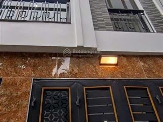 Cần bán căn nhà 32m2. nhà 4 tầng. mỗi tầng một phòng ngủ và vs. nhà ngay gần chợ