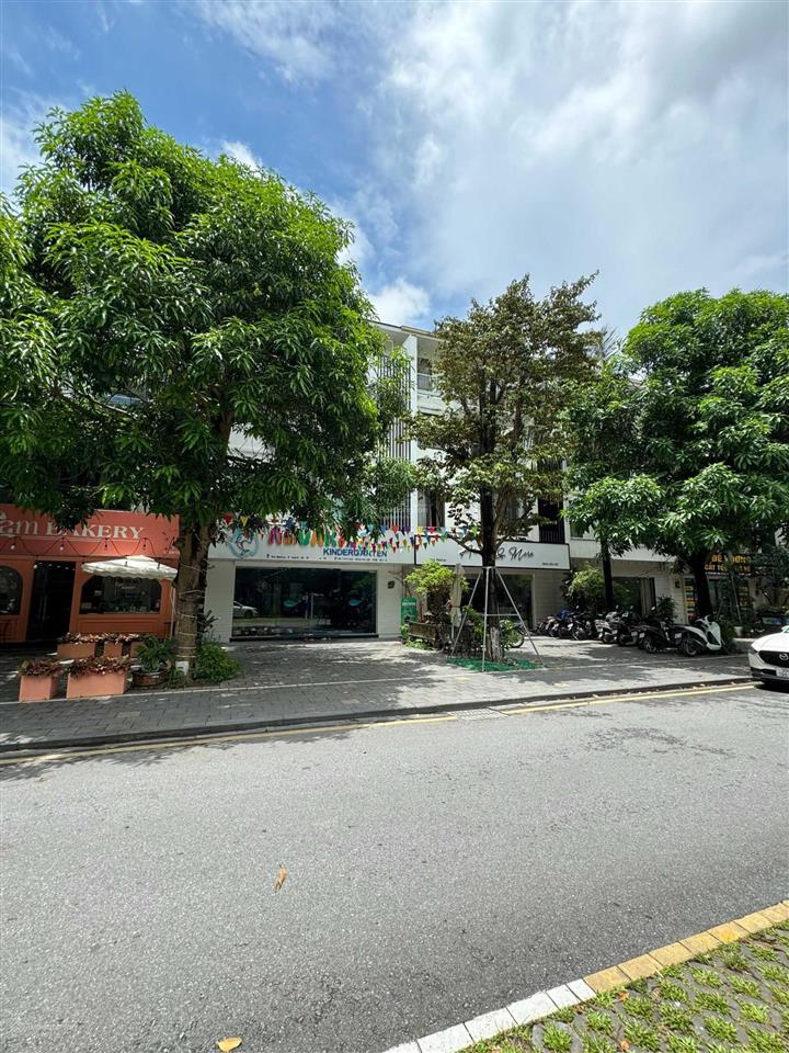 Chính chủ bán gấp shophouse 180m2 khu marina  ecopark. hải 0704 725 ***