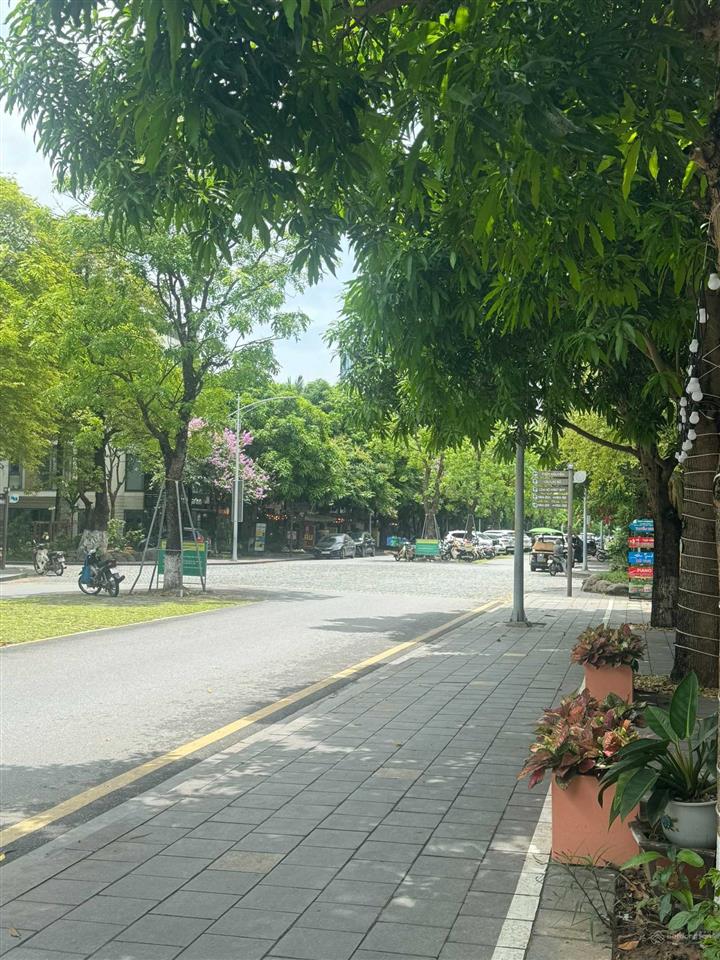 Chính chủ bán gấp shophouse 180m2 khu marina  ecopark. hải 0704 725 ***