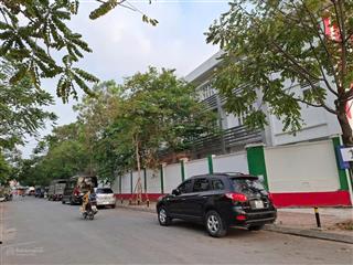 Phân lô bàn cờ khu tái định cư long biên, vỉa hè, 3 ô tô tránh, ngay sát trường tiểu học long biên.