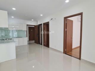 Gác, cửa sổ sạch thoáng mát, ban công nhỏ để chill, đường lớn và thang máy