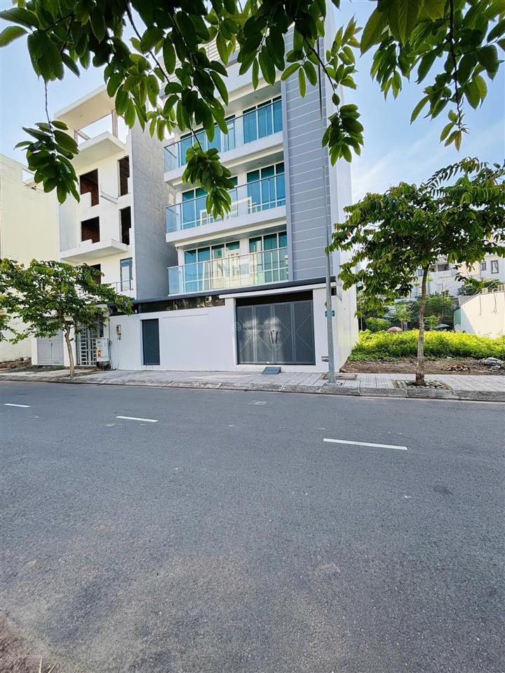 Nhà phố 1 trệt 4 lầu, có thang máy, full nội thất. giá 13.5 tỷ cho thuê 45tr/tháng có thu nhập ngay