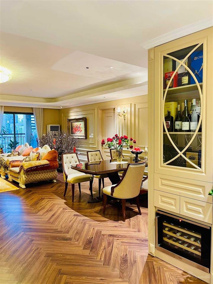 Vợ chồng tôi cần bán nhanh căn góc 3pn 96.56m2 tầng 16 công đn tại cc 90 nguyễn tuân giá tl...